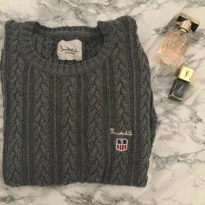  - Skitnice kabelstickad tröja från Bondelid. 
Skriv i chatten om eventuellt fler bilder och info.
Köpare står för frakt elr möter upp i Motala