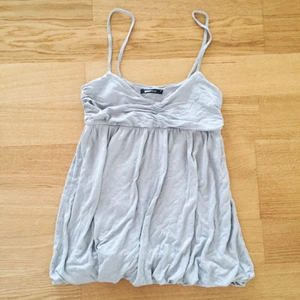  - Söt topp från Ginatricot i storlek M, passar även en S. 40kr + frakt (ev mötas upp i Stockholm).