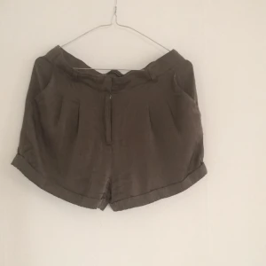  - Nätta shorts i silke fr Samsøe Samsøe
Märkta M, skulle nog säga S/M

Skickas mot att köparen betalar frakten eller hämtas i centrala Göteborg.

Obs! Köp två eller fler plagg så får du halva priset på det billigaste! 