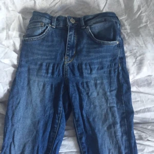  - Jeans från BikBok.