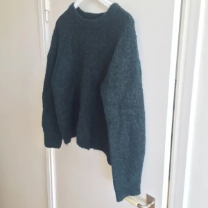  - Superfin mörkgrön tröja från H&M, fin med en vit skjorta under. 