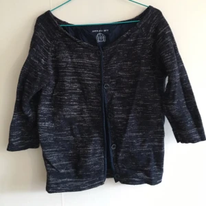  - Stickad blåmelerad kofta med trekvartsärm från Levis. 