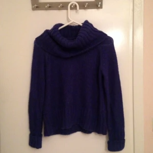  - Stor mysig stickad kofta med stor krage från Lindex. Kan skickas mot fraktkostnad.