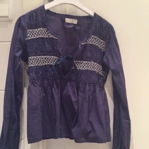  - Säljer min mörkblåa odd molly blus i strl 0 men tycker den är stor i strl men skulle säga att den motsvarar S. Köpt på mathilde i pk-huset.
