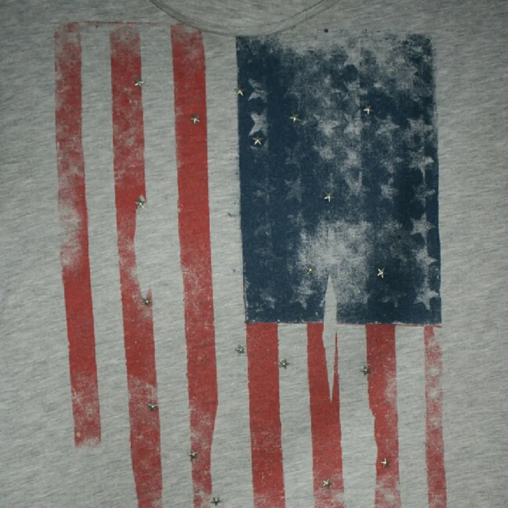 Snygg t-Shirt från Lindex, med små stjärnar på.
Skick= Använd regelbunden.

Fraktkostnader tillkommer😚. T-shirts.