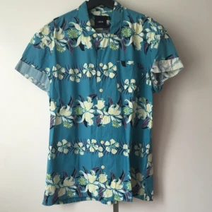  - Blommig herr-kjorta från ASOS! Bra skick!Köparen står för frakten! Tar helst emot betalning via swish! 