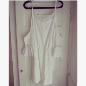  - Helt NY och oanvänd! Säljes pga av fel storlek!
Jättefin byxdress med cut out shoulders. Perfekta plagget för stranddagen, på semesterresan eller sommarfesten. Användbar till mycket!