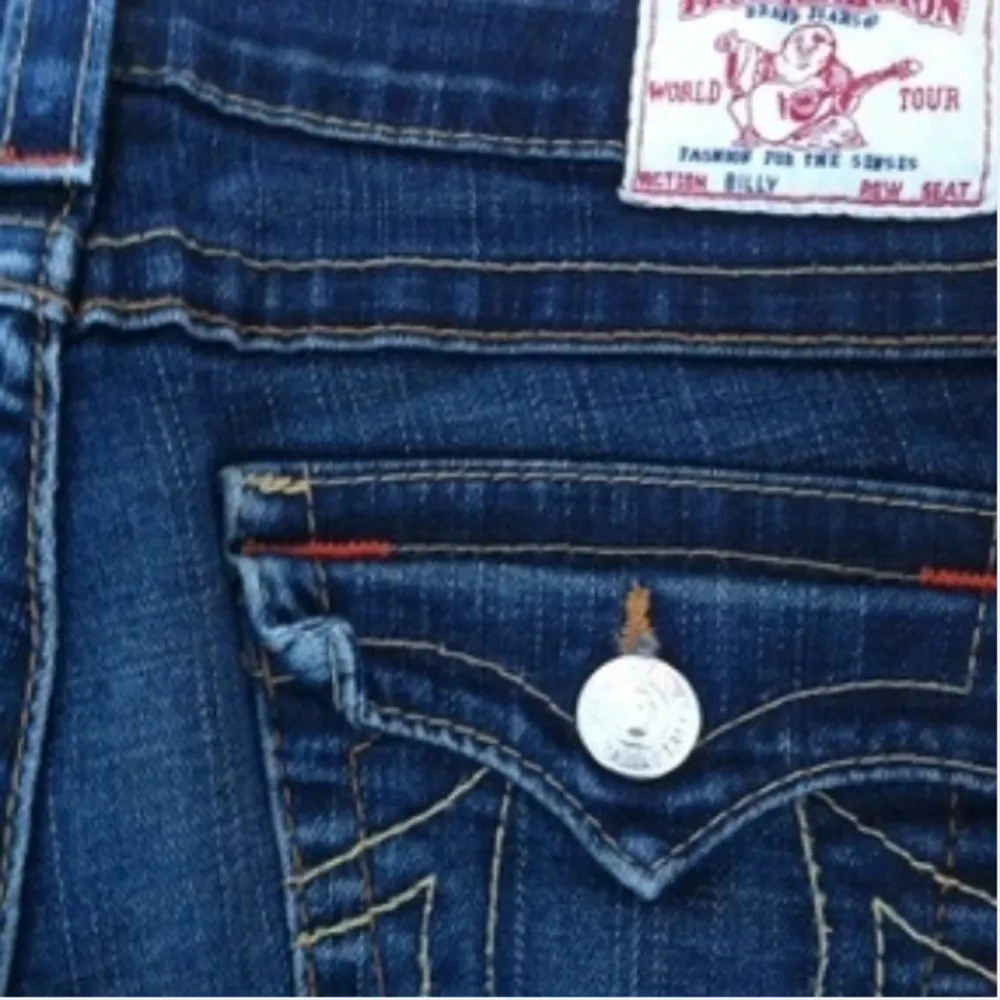 True Religion-jeans i gott skick. Benen är upplagda så de är 71 cm långa från grenen. Färgen är som på tredje bilden. . Jeans & Byxor.