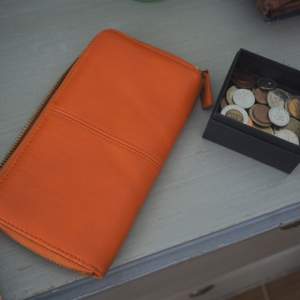 Snygg orange plånbok, många fack