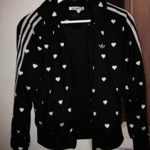  - Säljer min snygga adidas tröja. Använt fåtal gånger 