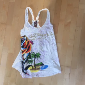  - Linne (lite längre) med öppen rygg. Snyggt tryck på framsidan!! Aldrig använd. 