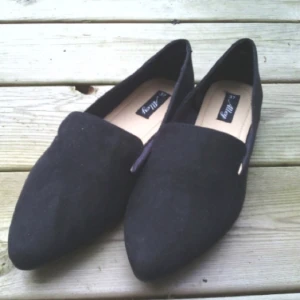  - Helt nya! Passade inte så säljer vidare då jag tappat bort kvittot! 

Finns i Malmö. Stl 37 
