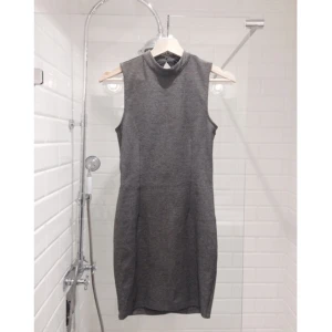  - Grå klänning med låg polo krage. Köpt från bik bok och använt fåtal gånger. Storleken är S men passar även XS!