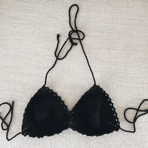  - Oanvänd stickad topp från marknad i Frankrike (handmade). Riktigt fin! Passar en storlek S-M. 65kr + frakt (ev mötas upp i Stockholm).