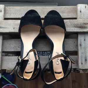  - Svarta mockaimitation klackar från Nelly Använda en gång Höjd 10 cm