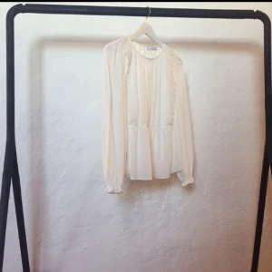  - Fin blus från Mango. Aldrig använd. Den har en liten fläck på ena axeln som förmodligen går bort i tvätten (syns på sista bilden).