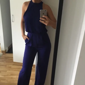  - 
Lila/blå jumpsuit ifrån OASIS. Köpt för 1000kr och endast använd 1 gång!
Jättefint skick som ny, längden på benen är långa så man kan använda klackskor till.
