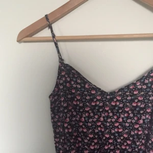  - Använd få gånger och ser fortfarande ut som ny. Axelbanden går att anpassa längden på. Fickor finns och materialet är väldigt skönt. Perfekt för sommaren!☀️