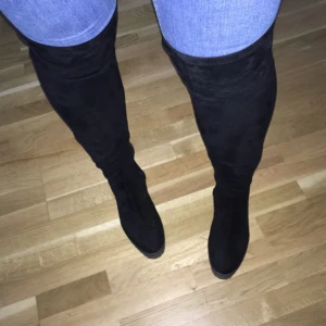  - Knähöga stövlar från River Island använda ca 4 gånger! Super fina och bekväma, sitter fast över jeans men om man ska ha tunna strumpbyxor eller på bar hud- så rekommenderas ett par knähöga strumpor för att skorna ska hålla sig kvar över knäna.
Nypris ca 900 kr
Säljer pga att dem dammar mer än vad dem används. 