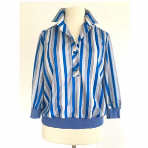  - Randig vintageblus i blått, vitt och grått.

Storlek: S/M
Märke: Saknas. Vintage.
Skick: Gott. Använd endast en gång.

Pris: 125 kronor eller bud.

Frakt: Betalas av köparen.

Mängdrabatt och samfrakt vid köp av flera plagg.