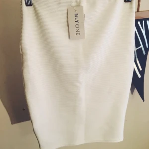  - White pencilskirt. Never used!!
