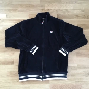  - Ziptröja från Fila!!!! Så så snygg!!! I mycket fint skick, som ny 😀🙌🏼👊🏼💖 