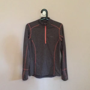  - Grå Träningströja med ljusrosa/cerise sömmar. Använd fåtal gånger. Väldigt varm och skön. Köparen står för frakten (ca 20kr). 