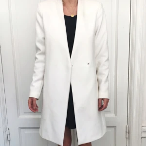  - Vit vår-/sommarkappa från Zara. Storlek S. Gott skick.

Samlar pengar till volontärresa 💁