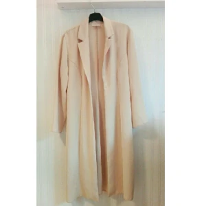  - Snygg Norbell kappa i en ljusmango färg 
inte för varm utan luftig , lång till under knäna ❤