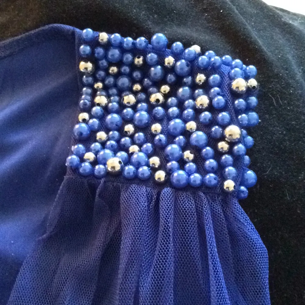 Vacker blå festklänning i tyll med detaljer av pärlor. Klänningen är i perfekt skick. Passar till bal eller fest. . Klänningar.