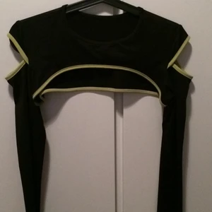  - Långa ärmar, kort modell.