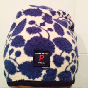  - Helt ny polarn och pyret mössa. Storlek: 52/54 (barnstolek). Blå och vit. Säljer för 35 kr