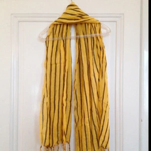  - Lång randig scarf / halsduk med silverfärgade tråddetaljer. FRI FRAKT!