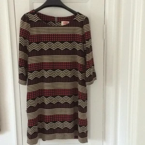  - Klänning/ tunika i mycket fint skick. Jag har endast använt den ett fåtal gånger. För mig som är 38a/ 173 cm blir klänningen mycket kort. Jag använder den som en tunika. En mindre person skulle mycket väl kunniga dem som en klänning. Glansig underklänning. 