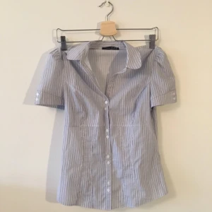  - Smårandig skjorta, använd ett fåtal gånger. Säljs i Uppsala, alternativt skickas.