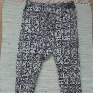  - leggings från monki! egentligen en storlek medium men jag har sytt in dom till en strl small. i bra skick!
