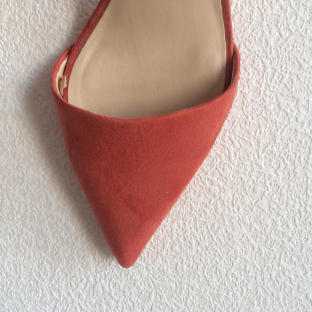 Zara heels in a dreamy peach color, in a suede like material. Hardly been worn. They are an actual size 40, but as Zara are small in sizes it fits like a 39. . Skor.