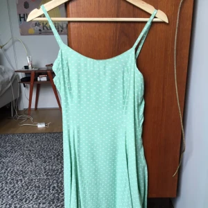  - Supersöt klockad klänning från HM, skulle passa bäst på någon i storlek 36 skulle jag tro! Frakt 40 kr!