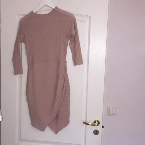  - Hej! Säljer nu min fina klänning från Nelly jag köpte i somras. Klänningen går halvt lite omlott längst ner som ni ser, är osäker på om jag köpte en S eller M, men tror S! men vilket fall sitter den väldigt bra på mig och om ni vill ha bilder på kan ni få :) frakten ingår inte i priset. Säljer pågrund av att jag aldrig använde den förutom en enda gång och kommer nog inte göra heller.  