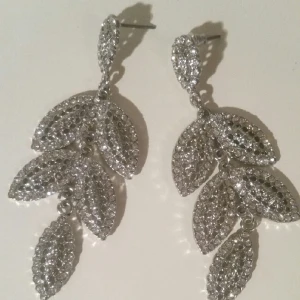  - "Diamant" örhängen i form av löv eller droppar. Gnistrar fint i olika ljus.   