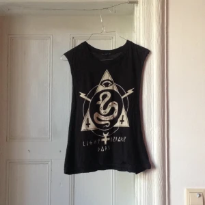  - Svart Muscle tee med vitt tryck, djupt urringade ärmar, storlek medium från Truly Madly Deeply. 

Kan mötas upp i Stockholms innerstad. Köparen står för frakten. 