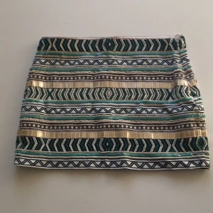  - Kjol i fint mönster från Zara. Köpt här på plick men alldeles för liten för mig runt midjan. Möter helst upp i Stockholm, men detta kan diskuteras! 