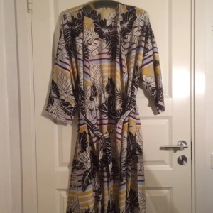  - 
Skynda er!  H&M helt nya Klänning kimono/ strand/ party  ordinarie pris 699kr
Storlek M men passar alla storlekar. 
Hämtas vid Aspudden 
