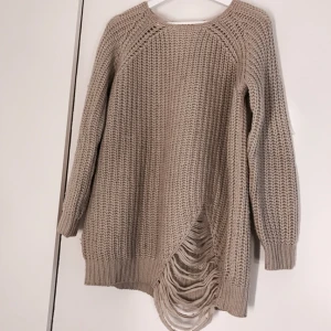  - Supermysig stickad tröja köpt från Gina Tricot för några år sedan! Fint skick då den knappt är använd!
För frågor eller fler bilder, skriv till mig i chatten ❣️