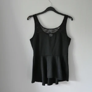  - Peplum linne från H&M 

köpt på plick tidigare (små nopprig) 

Frakt tillkommer 