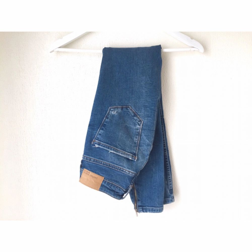 Blåa 'Kristen zip jeans' med slitningar | Plick Second Hand