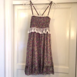  - Blommig klänning med spets. Står ingen storlek i den men skulle säga att den passar S/M. I fint skick! 💐 Skickas, köparen står för frakten 💌