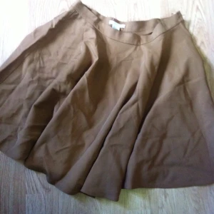  - 🌰Vacker kjol i 70tals anda, fint fall!🌰

• Storlek: 38
• Märke: H&M 
• Material: Se bild 3
• Skick: Knappt använd, tyvärr för stor - fint skick 
• Övrigt: Inga skavanker alls
• Frakt: 26-39kr 