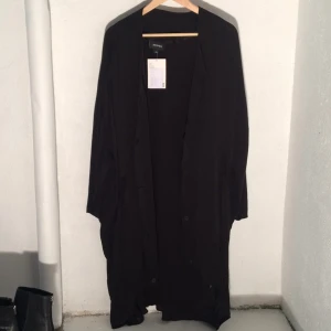  - ⭐️️Oversize Monki cocoon-formad "blazer"
Strl S men kan definitivt passa M och kanske L.
Kan mötas upp i Stockholms innerstad.
Köparen betalar frakten.