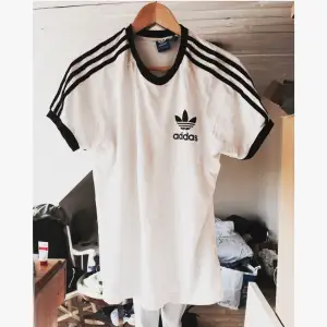 Säljer min fina adidas tröja, anledning för att jag har alldeles för många adidas kläder.

Ord pris. 300:-